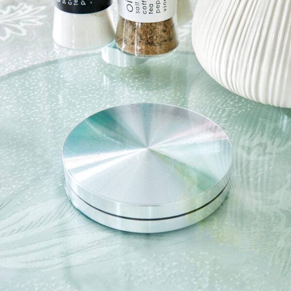 52a85b6c0321452da63cc868cae287a1_7caed84f3540914a6abbabecf456f536 Double layer rotatable round glass.The rotatable design makes it more convenient to retrieve and place items.The upper glass has a diameter of 24 inches, while the lower glass15 inches.