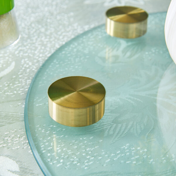 63c1a177b2934fd4abe036c1eee7a918_5286424a25ed33b25da5b2e7e078dd4f Double layer rotatable round glass.Golden aluminum plate,The rotatable design makes it convenient to retrieve and place items.The upper glass has a diameter of 20 inches,the lower glass15 inches.