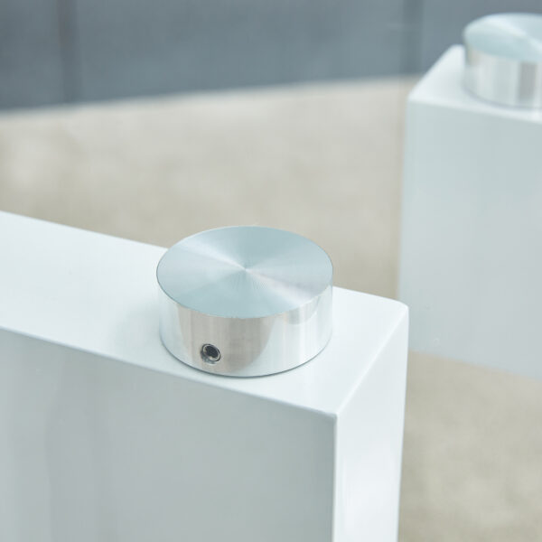 691ddc46000141f592c67f18d0c6a7ce_20240204_4750332470f5acd59e2ac6a55940b258 A rectangular modern and fashionable coffee table with tempered glass tabletop and white MDF legs. Suitable for living room.47.2"*25.5"*18"