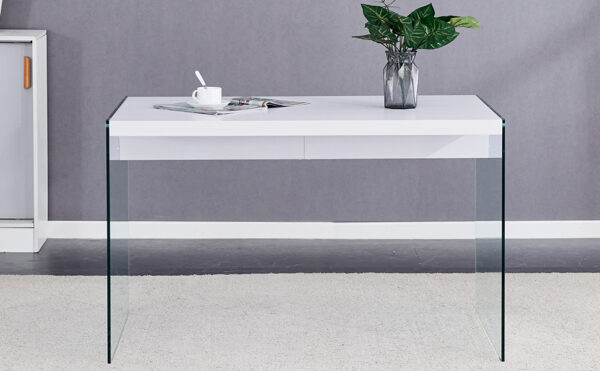 7acc87586c3a48e2a8566b81de7127d7_fb5e6ec4775c744672a8df614e580c60 The top of the coffee table is made of MDF and white stickers, and the sides are clear tempered glass. The design is simple and elegant, and the structure is strong.