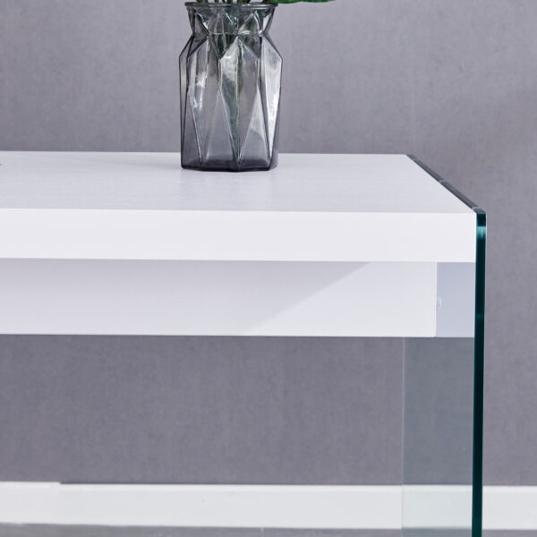 935cd1fac55a47078e71f3995d72de0e_da5d9132ffc23ffd82eee04a24976ab2 The top of the coffee table is made of MDF and white stickers, and the sides are clear tempered glass. The design is simple and elegant, and the structure is strong.