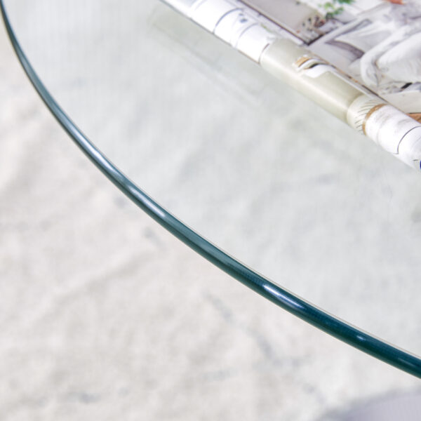 ae224d6213984052a9bcfdc75e9dc3b1_20240320_46477ee4405c89e892751b0ef5881dc8 A 35-inch diameter glass top and a modern, minimalist round dining table with silver metal legs. Ideal for dining rooms, living rooms and meeting rooms.