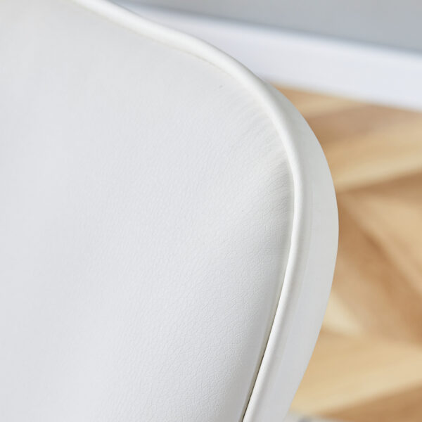 bc17686197d84d188e7705bd41c185b5_20231018_fa6a5a34487fe738824c82928744a731 Modern minimalist dining chairs, office chairs. 4-piece set of white PU seats with silver metal legs. Suitable for restaurants, living rooms, and offices. C-008