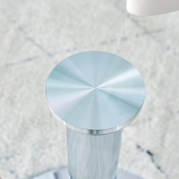 dd126205a239436c99d59f053df9de90_20240320_beda94e5479a1eed13e9602dc2994d32 A 35-inch diameter glass top and a modern, minimalist round dining table with silver metal legs. Ideal for dining rooms, living rooms and meeting rooms.