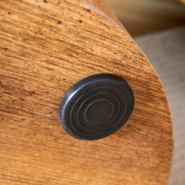 f8df26010cdf4a839af9eff1ec65d82c_71eff2561153fa59baecc1ba66ee4c53 The cylindrical table with its patterned design can be easily integrated into a variety of interior styles, from coffee tables to small dining tables, workbenches or makeshift writing desks.