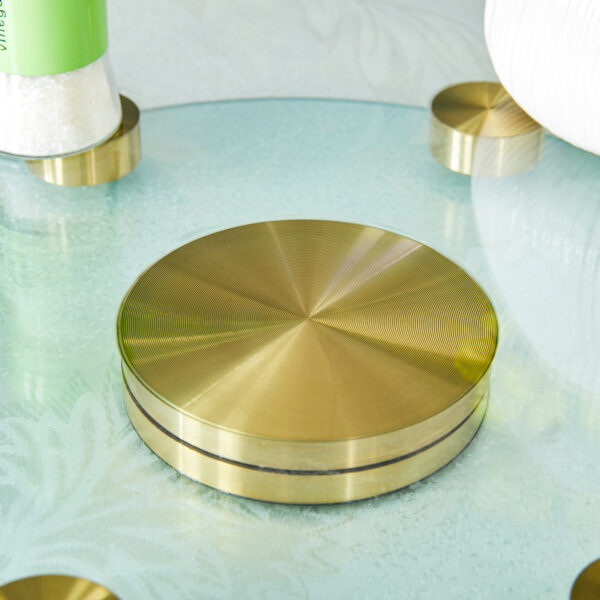 fb90bbef25c645f1a3fe17b0434e4341_d4a9e8ae59381e36eaf3c8b21bd9ce61 Double layer rotatable round glass.Golden aluminum plate,The rotatable design makes it convenient to retrieve and place items.The upper glass has a diameter of 24 inches, the lower glass15 inches.