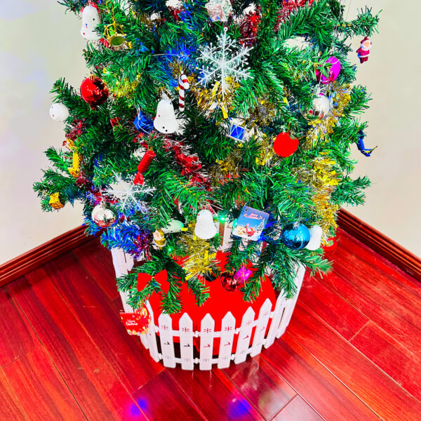37de87d50e774ae29c16c77c282df9f5_92f19f936d3e7ea42d80653e76594033 5ft artificial Christmas tree with LED energy-saving lights, including 109 pendant tree skirts and guardrails