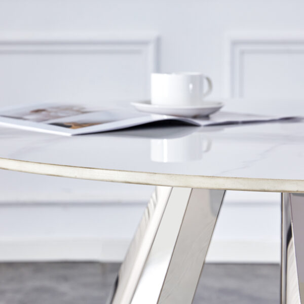 4c5cff5bff814b40917b81e074dc8069_3baf31d41f179314e964b8108536e433 A 42-inch stainless steel leg round table with a marble top is suitable for use by four or six people