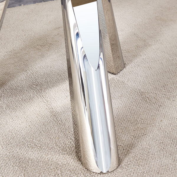 6672325e14ff44659ca0d133df917ef5_1ed6d1eda6580b6f00d397eb7cdd209a A 42-inch stainless steel leg round table with a marble top is suitable for use by four or six people