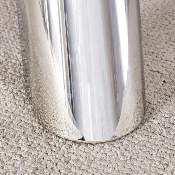 8958ac2169754850ae7e55b1dc1ec53b_8c268a71d70e554470688a051d7a25c5 A 42-inch stainless steel leg round table with a marble top is suitable for use by four or six people